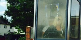 Çifti nuk përmbahet, bëjnë seks në kabinë telefoni (Foto + 18)