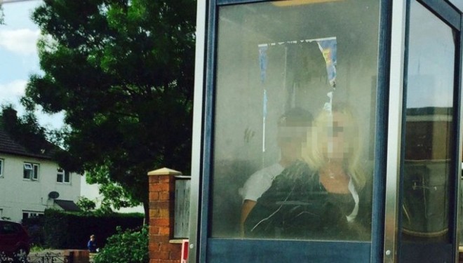 Çifti nuk përmbahet, bëjnë seks në kabinë telefoni (Foto + 18)