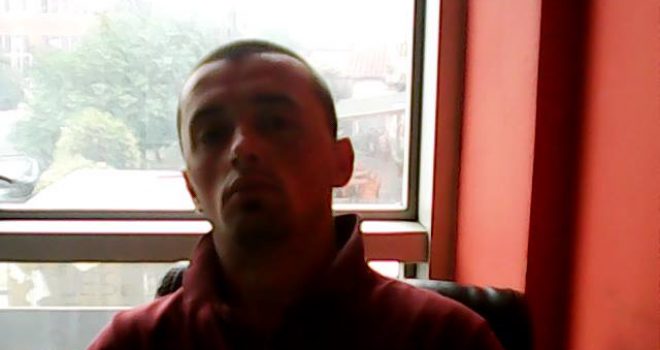 Mjacaj pranon vrasjen, tregon arsyen banale të aktit të tij mizor (Video)