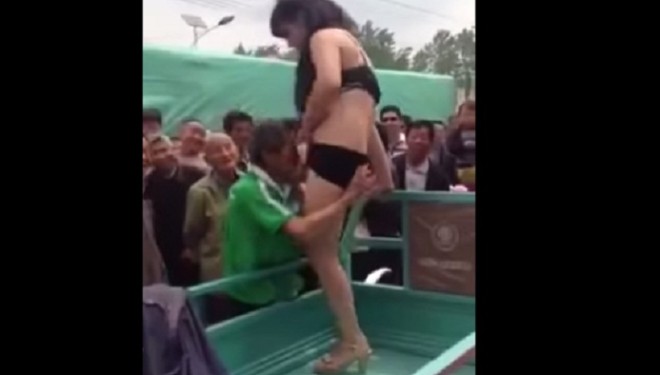 Në fshat vjen një striptizere, por ja çfarë i bëjnë! (Video +18)