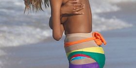 Supermodelja Dunn, zhvishet në plazh (Foto)