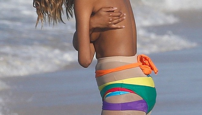 Supermodelja Dunn, zhvishet në plazh (Foto)