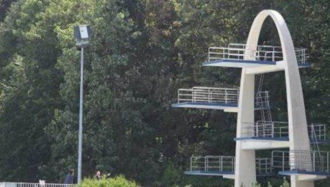 Fund i tmerrshëm për dy të rinj, hidhen nga trampolina pa e ditur se pishina ishte bosh