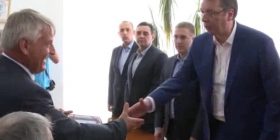 Vucic tregon për miqësinë me një shqiptar (Video)