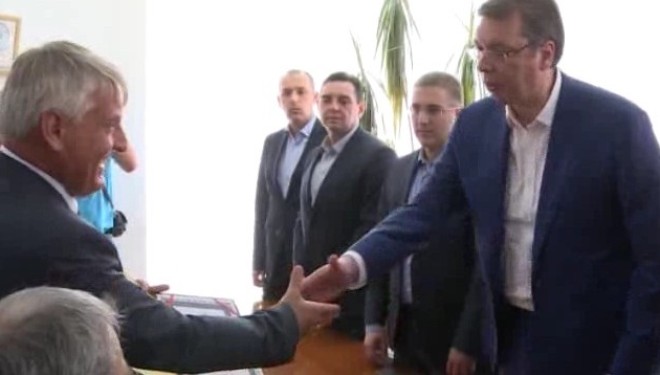 Vucic tregon për miqësinë me një shqiptar (Video)