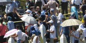 Plas në Srebrenicë. Mbas luleve, Vucic gjuhet me gurë e këpucë: Vdekje çetnikëve!