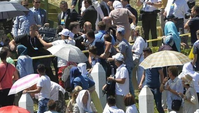 Plas në Srebrenicë. Mbas luleve, Vucic gjuhet me gurë e këpucë: Vdekje çetnikëve!