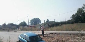 Pa asnjë shenjë punimesh, kjo veturë bie në “greminë” (Foto)