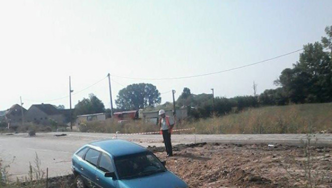 Pa asnjë shenjë punimesh, kjo veturë bie në “greminë” (Foto)