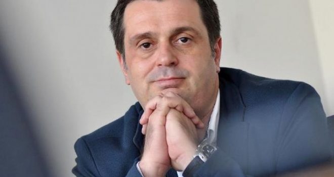 Kryeministrit duhet ti riparohet mënyra e të menduarit, e jo ti ndalet komunikimi. Dhe jo vetëm atij!