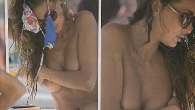 Modelja italiane jep spektakël erotik në plazh (foto+18)