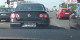 Zyrtarët shtetëror keqpërdorin makinat edhe të dielave, dhe atë me plis në kokë (FOTO)