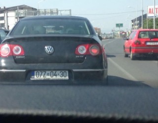 Zyrtarët shtetëror keqpërdorin makinat edhe të dielave, dhe atë me plis në kokë (FOTO)