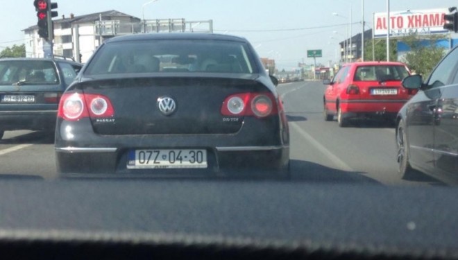 Zyrtarët shtetëror keqpërdorin makinat edhe të dielave, dhe atë me plis në kokë (FOTO)