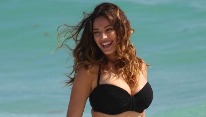 Kelly Brook ekspozon të pasmet seksi (Foto)