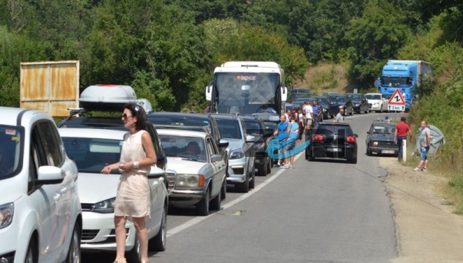 Kolona të mëdha te Dheu i Bardhë (Video+Foto)