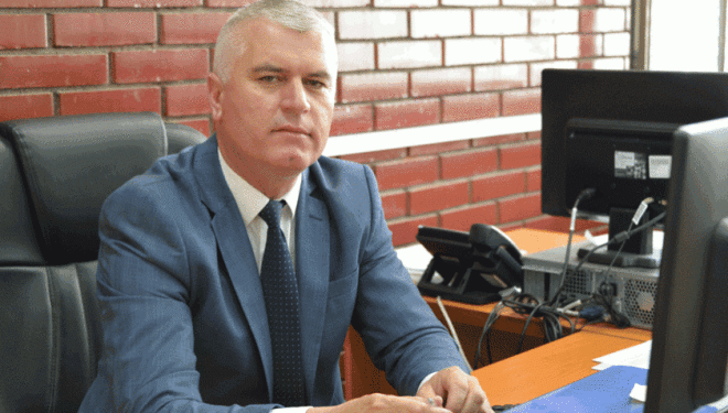 Nazmi Iballi, kundërligjshëm po e mban pozitën e Dekanit të Fakultetit të Sigurisë dhe s’i “ha” për shtet