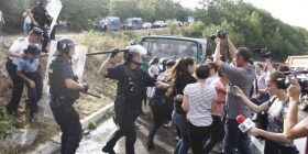 Kështu u përplasën aktivistët e VV’së me policinë në Prapashticë [FOTO]
