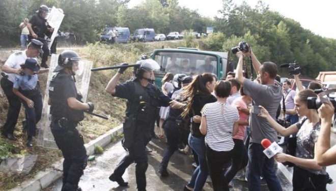 Kështu u përplasën aktivistët e VV’së me policinë në Prapashticë [FOTO]