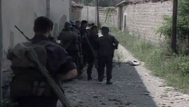 Shikojeni në dy video betejën frontale mes UÇK-së dhe paramilitarëve serbë (VIDEO)
