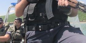 Policia Përforcon Badovcin, Nisin Patrullimet me Barkë (VIDEO)