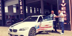 Labinot Rexha merr dhuratë makinë me vlerë 100 mij euro nga Miloneri Gjilanas, Besnik Benz