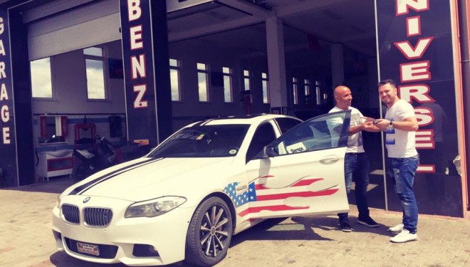 Labinot Rexha merr dhuratë makinë me vlerë 100 mij euro nga Miloneri Gjilanas, Besnik Benz