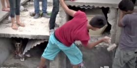 16 vjeçarja varroset e gjallë. Pas një dite ulëret nga varri (Video)