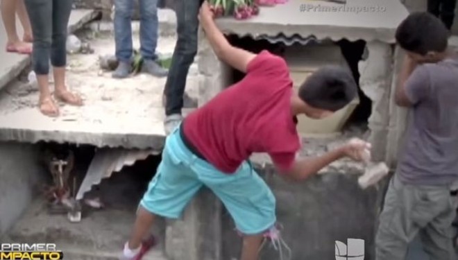 16 vjeçarja varroset e gjallë. Pas një dite ulëret nga varri (Video)