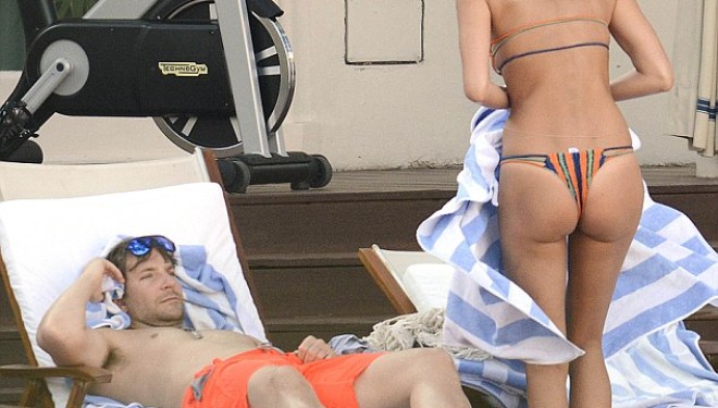 Puthje të nxehta mes çiftit më seksi të momentit (Foto)