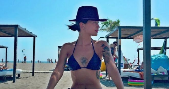 Dafina e fotografon “zogun” dhe e poston në Snapchat (Foto)