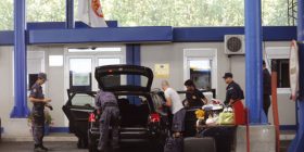 Kërcënojnë serbët: Do t’i bllokojmë pikëkalimet nëse na refuzohen letërnjoftimet