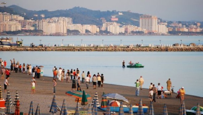 Durrës, denoncohet zhdukja e 4 pushueseve në plazh