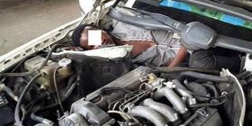 E pabesueshme, emigranti zbulohet në motorin e makinës (Foto)