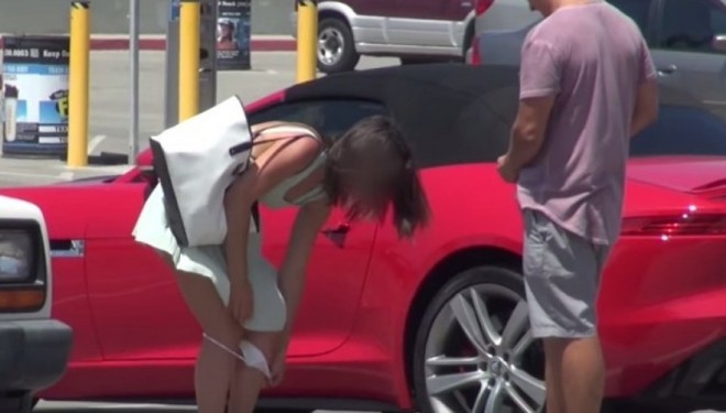 U heq të brendshmet femrave në publikë në këmbim të… (VIDEO)