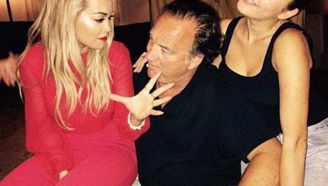 Albanians do it better! Jim Belushi takohet me Rita Orën