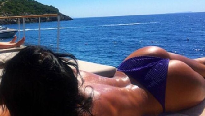 Kjo nuk është Kim Kardashian, por është vajza super seksi nga Peja (FOTO)