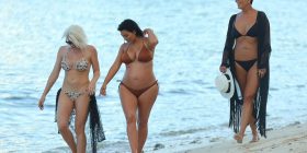 Kim Kardashian shtatzënë me bikini, por nëna e saj e lë në hije