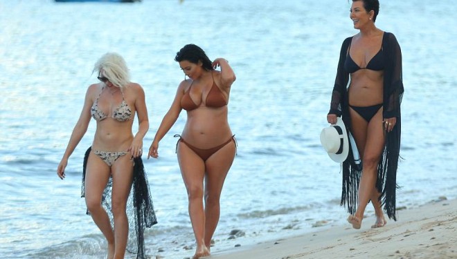 Kim Kardashian shtatzënë me bikini, por nëna e saj e lë në hije