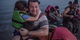 Kjo fotografi ka edhe një rrëfim brenda: Pas më shumë se dy orësh, varka s’kishte më ajër,…! (Foto)