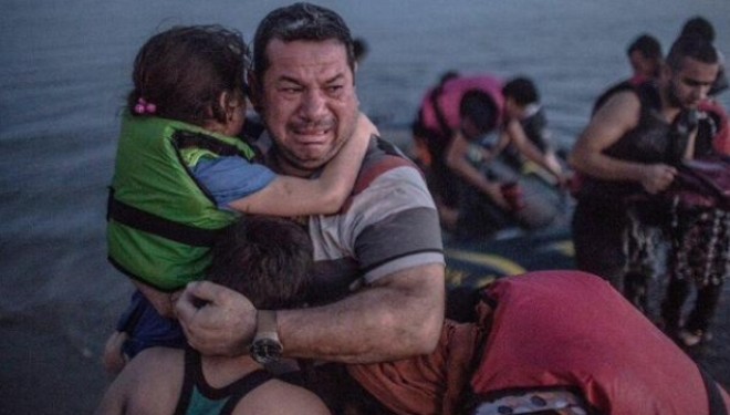 Kjo fotografi ka edhe një rrëfim brenda: Pas më shumë se dy orësh, varka s’kishte më ajër,…! (Foto)