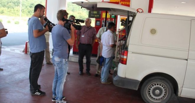 Hykmete Bajrami spektakël për të legjitimuar hajnitë