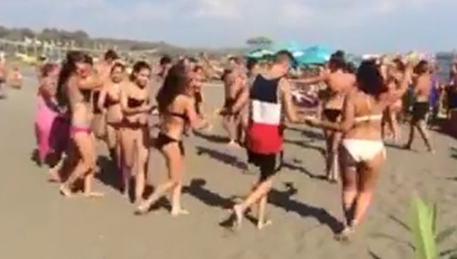 Kosovarët “dalldisen” në plazhet e Ulqinit (Video)