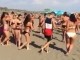 Kosovarët “dalldisen” në plazhet e Ulqinit (Video)
