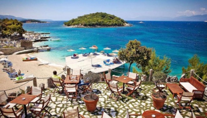 Turistët polakë kërkojnë të largohen, pronari i hotelit në Sarandë u mban peng pasaportat