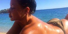 Kaltrina Lulaj tërbon plazhin, shfaqet topless (Foto)