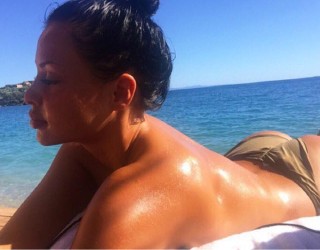 Kaltrina Lulaj tërbon plazhin, shfaqet topless (Foto)