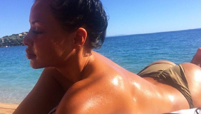 Kaltrina Lulaj tërbon plazhin, shfaqet topless (Foto)