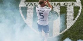 Mustafi prezantohet te Valencia me këngë shqipe (Video)