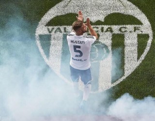 Mustafi prezantohet te Valencia me këngë shqipe (Video)